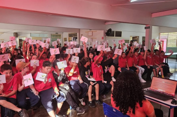 Alunos da E.M Mauro Albano participam de palestra interativa sobre o combate à exploração dos jovens