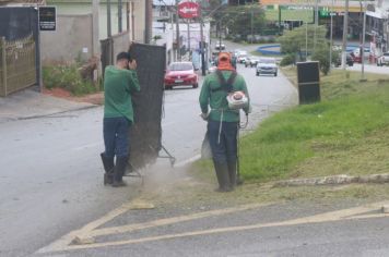 Diversos bairros de Itapeva recebem serviços de roçada e limpeza 