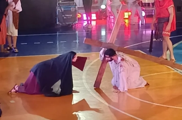 Espetáculo teatral “Paixão de Cristo” emociona público no Ginásio CCE em Itapeva