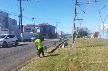 Secretaria de Administrações Regionais realiza os serviços de roçada na Avenida Vaticano
