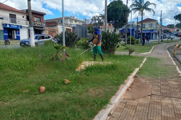 Prefeitura de Itapeva realiza serviços de roçada e limpeza na Avenida Paulina de Moraes