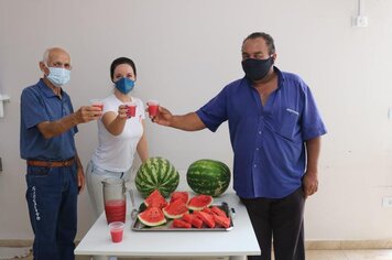Prefeitura faz a entrega de 30 melancias ao Lar Vicentino