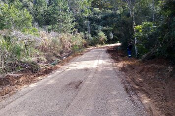 Secretaria de Transportes e Serviços Rurais realiza manutenção de estrada no Bairro dos Paes