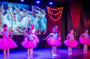 Alunas das oficinas de Ballet realizaram a apresentação “Alice no país das bailarinas”