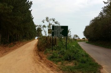 Demutran realiza a sinalização de vias rurais no caminho Pacova / São Roque