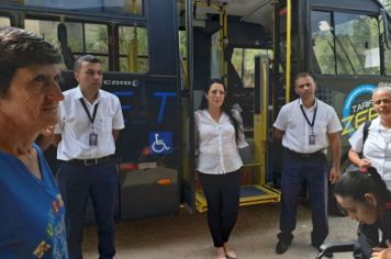 Prefeitura entrega 3 novos ônibus à APAE de Itapeva