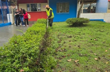 Secretaria de Administrações Regionais realiza os serviços de roçada e limpeza na Escola Carlinda Gomes Rolim