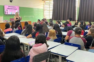 Dinâmica sobre sororidade e respeito é realizada para os alunos da Escola Antônio Maisano