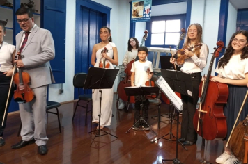 Lançamento do livro “Tecendo com palavras” emociona com apresentações culturais