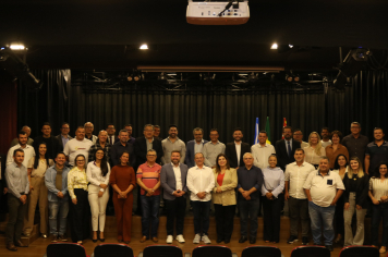 Prefeitura recebe o secretário de Estado de Desenvolvimento Econômico, prefeitos e empresários no Teatro de Bolso Terezinha Silva