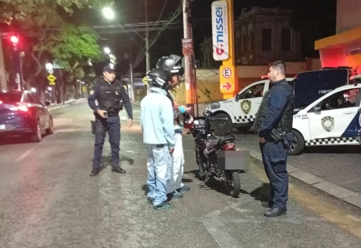 GCM de Itapeva realiza fiscalização noturna na Avenida Acácio Piedade para garantir segurança no trânsito