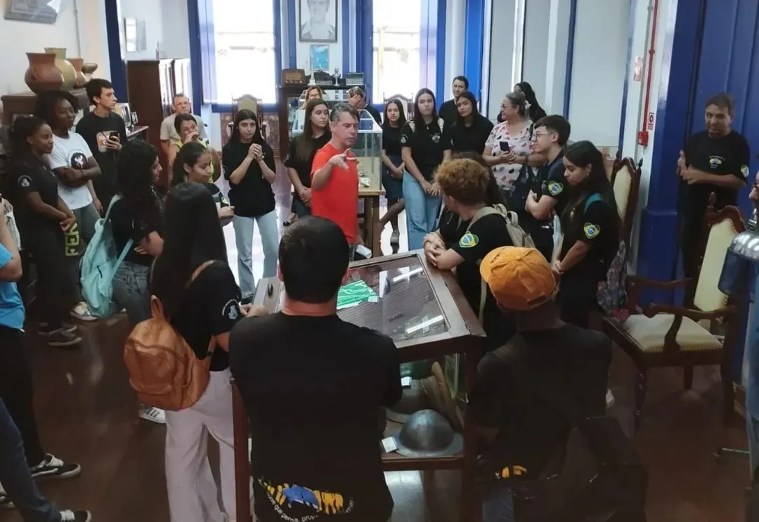Adolescentes do Parlamento Jovem participam de City Tour histórico na Casa da Cultura