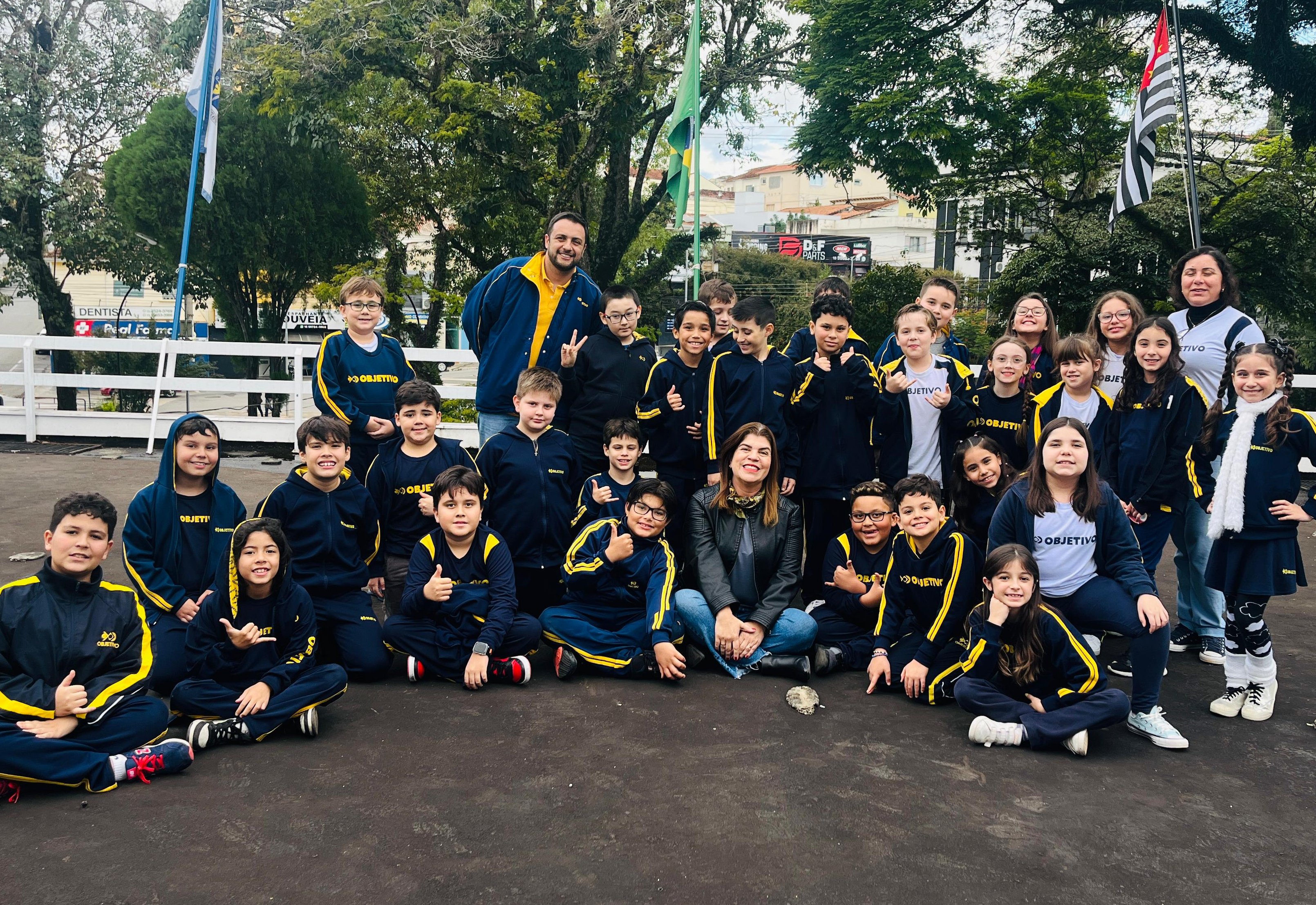 Alunos do 4º ano do Colégio Objetivo de Itapeva visitam as instalações do Poder Executivo