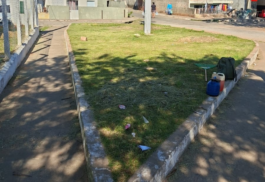 Bairro São Benedito e outros locais de Itapeva recebem serviços de Roçada e Limpeza