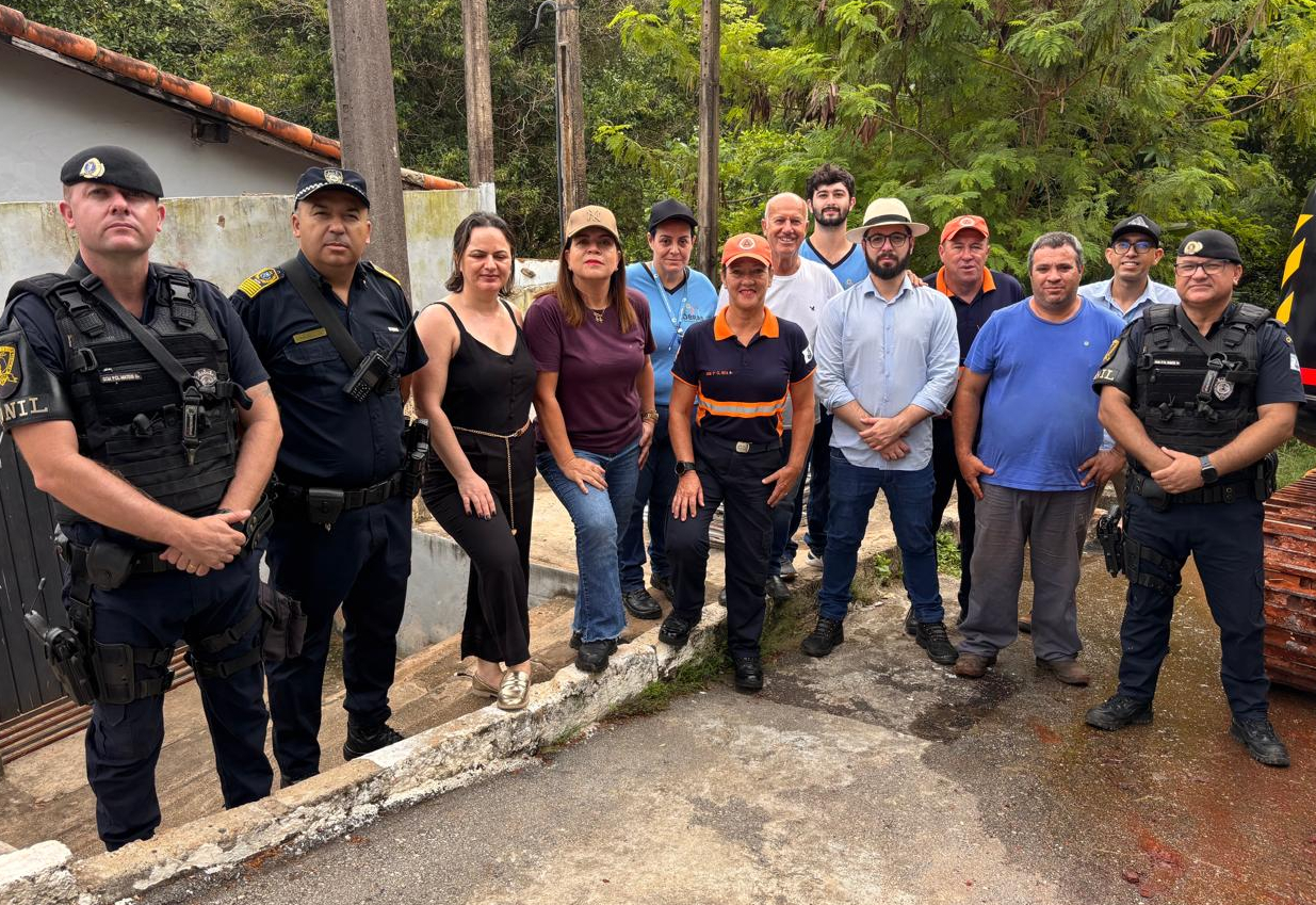 Prefeitura realiza a demolição das casas situadas em área de risco no Córrego Aranha na Vila Bom Jesus.