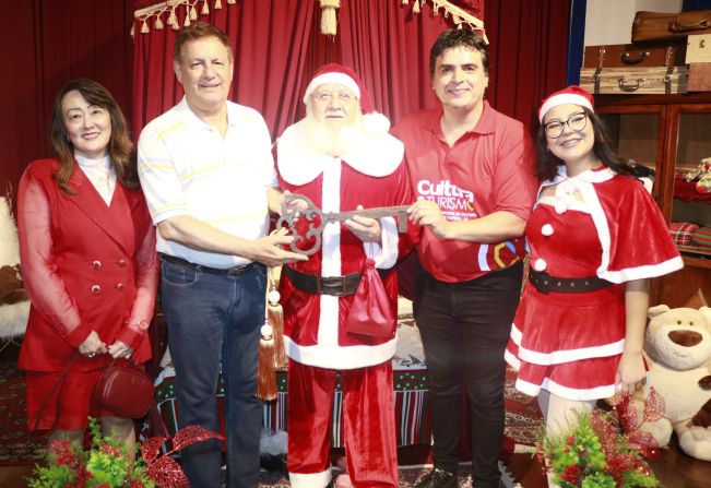 Chegada do Papai Noel em Itapeva envolve a população na magia do natal