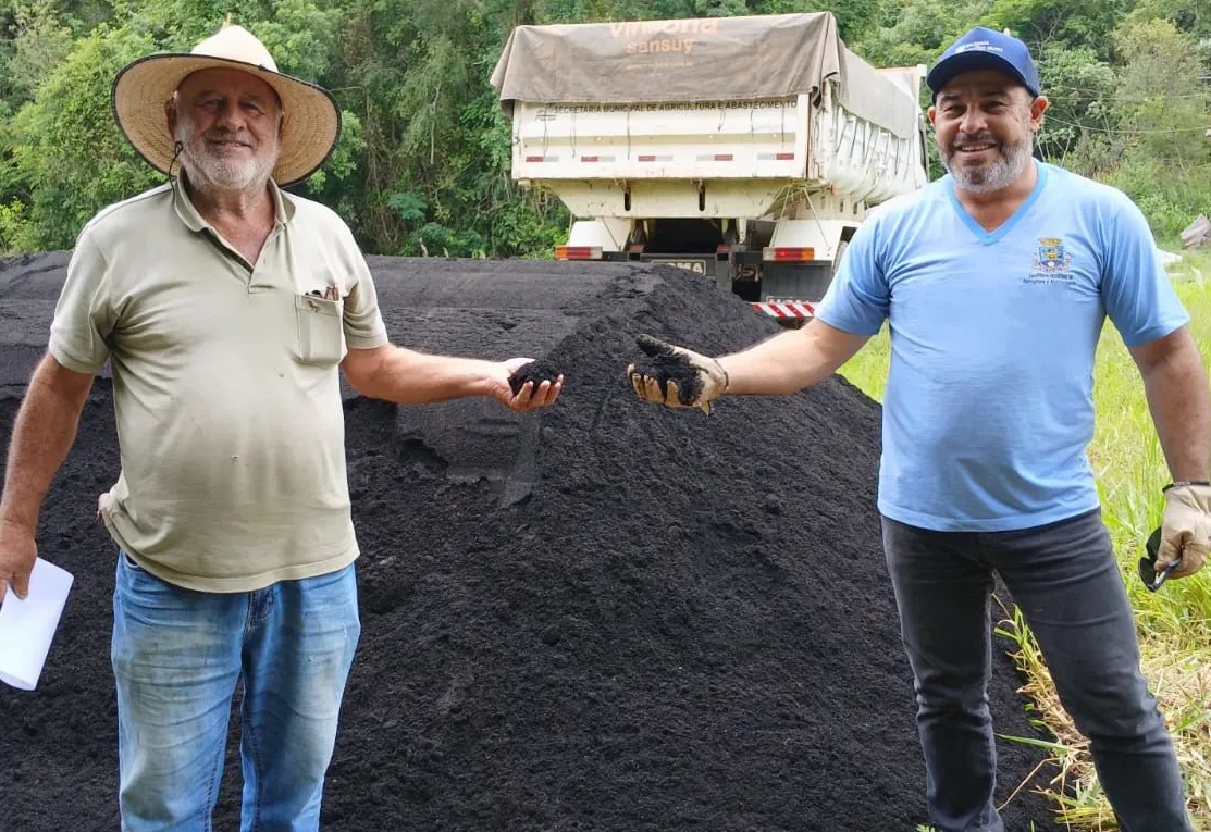 Secretaria de Agricultura presta apoio aos produtores rurais por meio de transporte de insumos