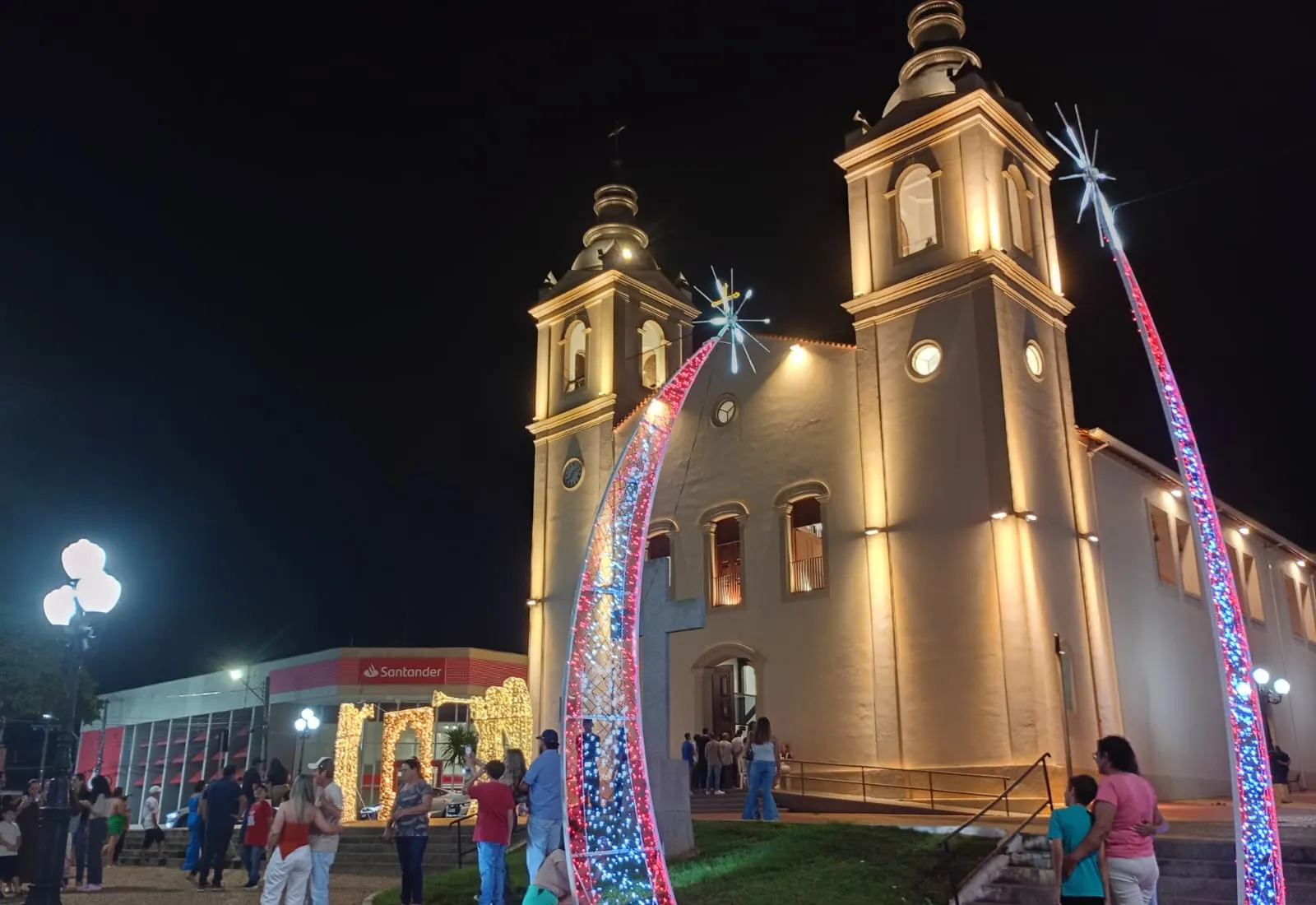 “Natal da Família” segue encantando as famílias de Itapeva com programação especial e decoração temática
