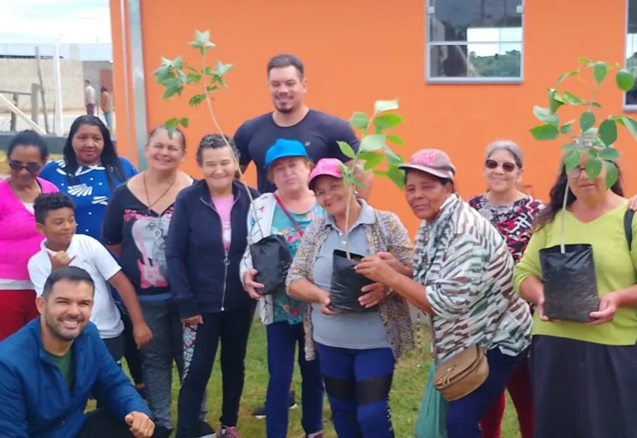 Itapeva promove plantio de ipês e celebra o meio ambiente no CRAS Morada do Bosque