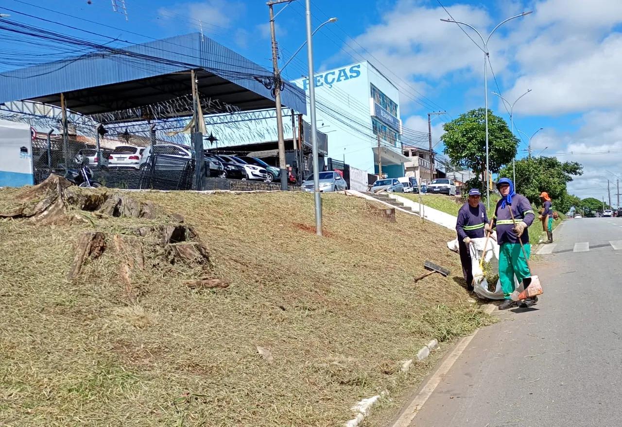 Prefeitura de Itapeva realiza serviços de roçada e limpeza na Avenida Higino Marques