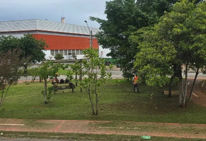 Secretaria Municipal de Administrações Regionais realiza os serviços de roçada na Avenida Mário Covas