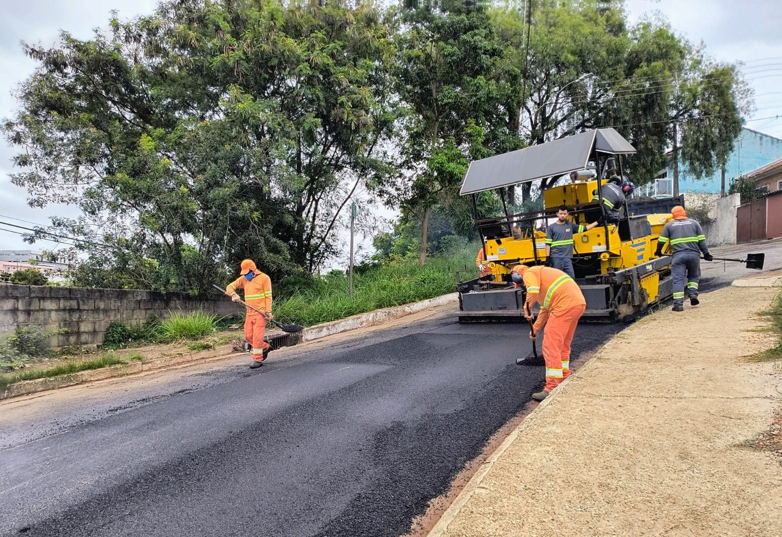 Secretaria de Desenvolvimento Urbano dá início às obras de recapeamento asfáltico da Rua Grigorijus Bykovas no Jardim Horto do Ipê 