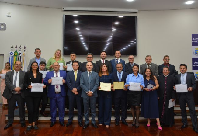 Prefeita eleita Coronel Adriana Duch Machado e vice Generci Assis Neves foram diplomados na Câmara de Itapeva dia 18 de dezembro