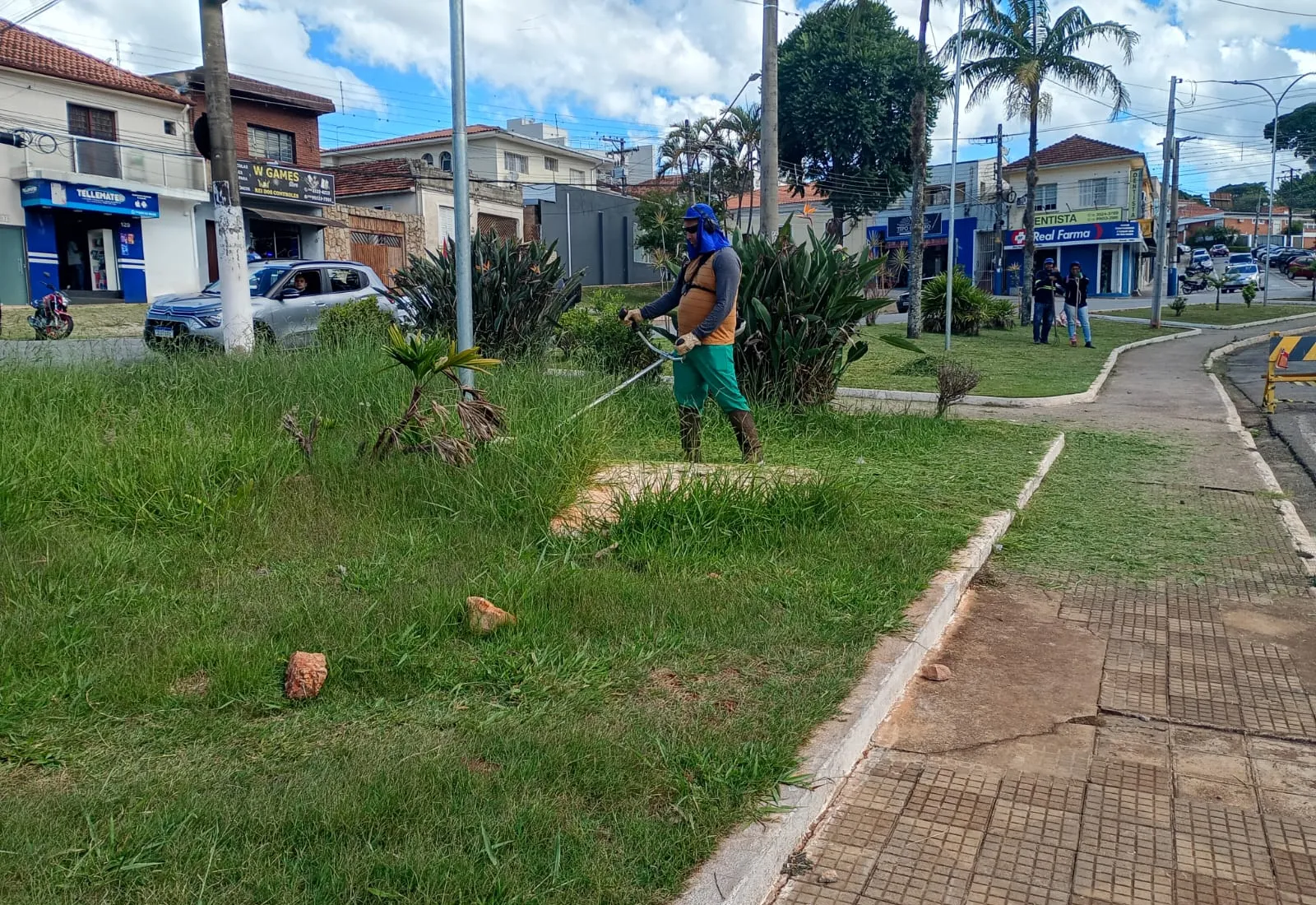 Prefeitura de Itapeva realiza serviços de roçada e limpeza na Avenida Paulina de Moraes