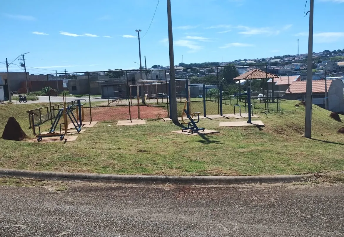 Secretaria Municipal de Administrações Regionais realiza os serviços de roçada na Praça Alceu Souza Gomes