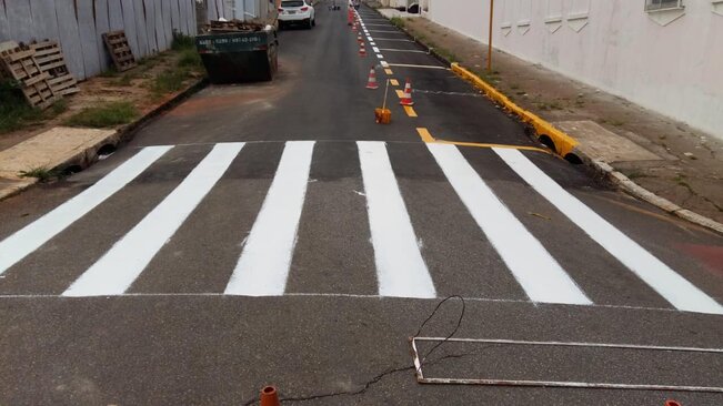 Demutran realiza pintura de solo e faixa de pedestres na Rua Campos Sales