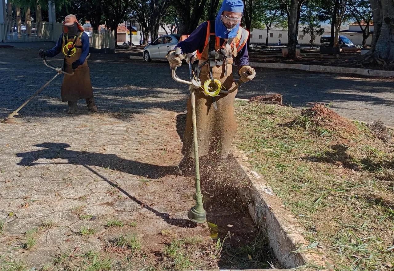 Prefeitura de Itapeva realiza mutirão de limpeza e revitalização na Praça da Igreja São Roque nesta quarta-feira (13)