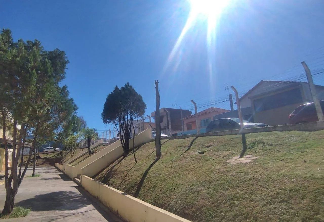 Serviços de roçada e limpeza são realizados na Escola Municipal Hélio de Moraes