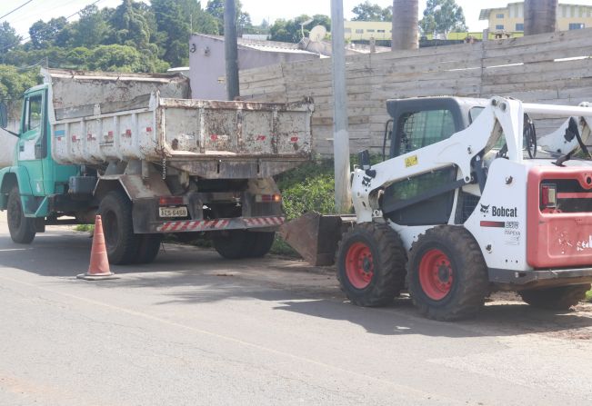 Operação Tapa-Buraco é realizada na rua que vai para o bairro Santa Maria 