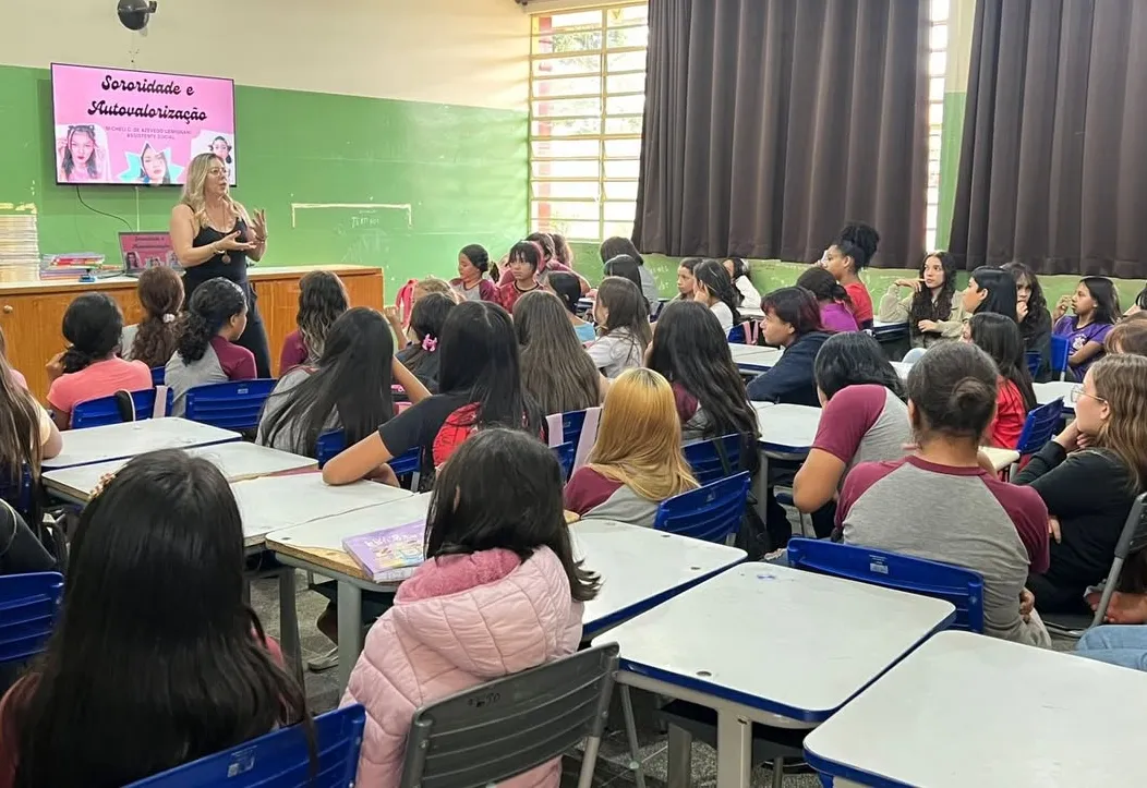Dinâmica sobre sororidade e respeito é realizada para os alunos da Escola Antônio Maisano