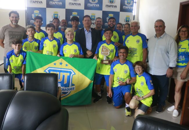 Futebolistas itapevenses comemoram conquista em campeonato internacional