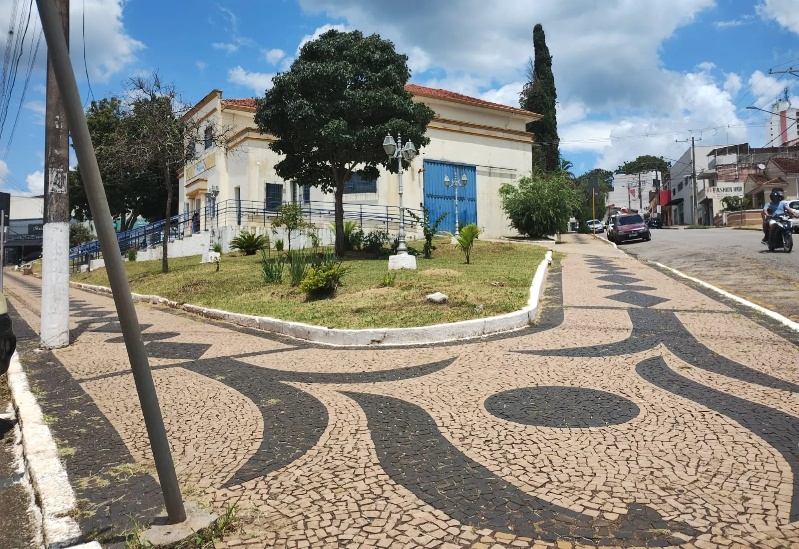 Secretaria de Administrações Regionais realiza os serviços de roçada em praças públicas