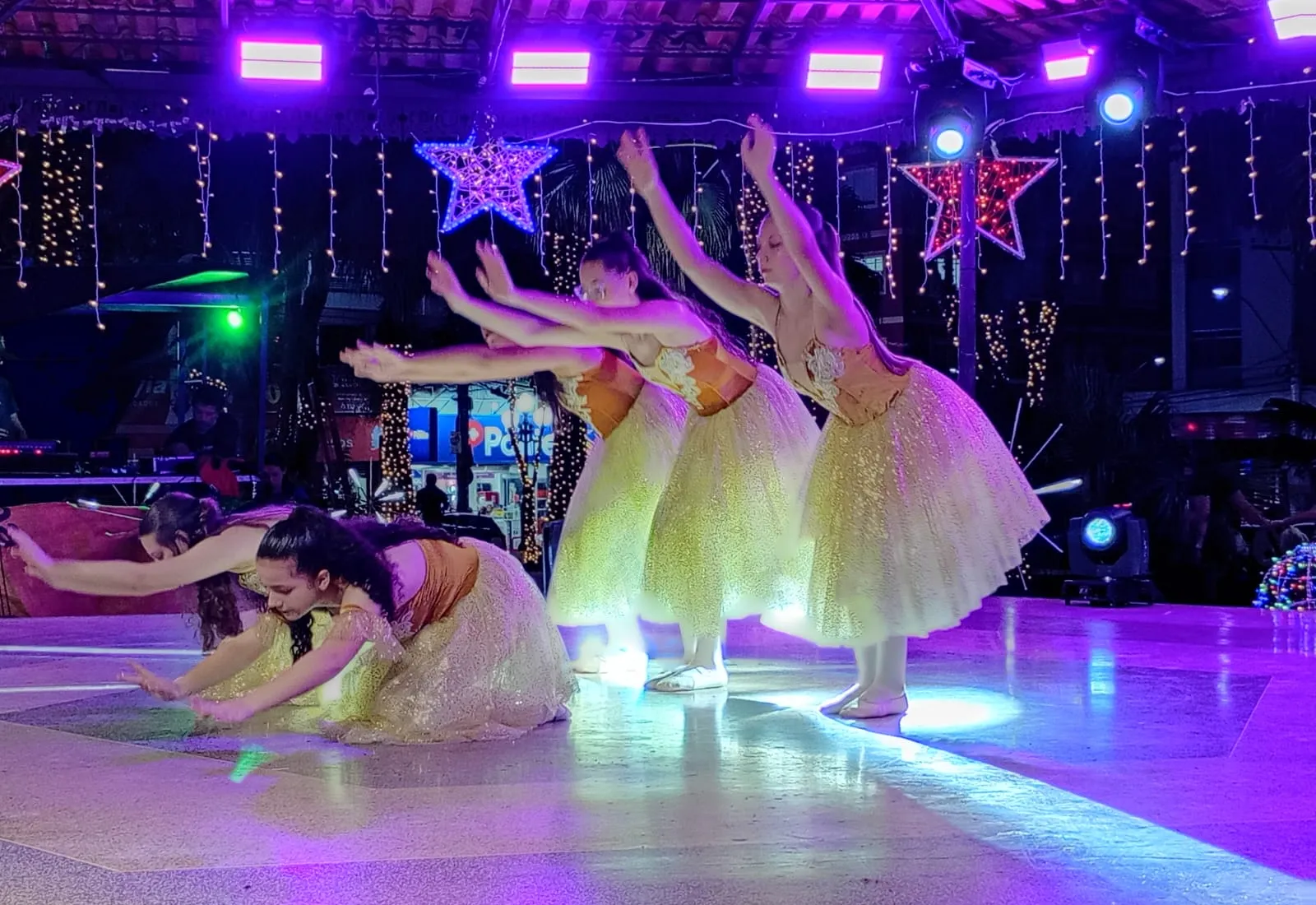 Apresentação de Natal do grupo de dança Denize Claro encanta o público na Praça Anchieta