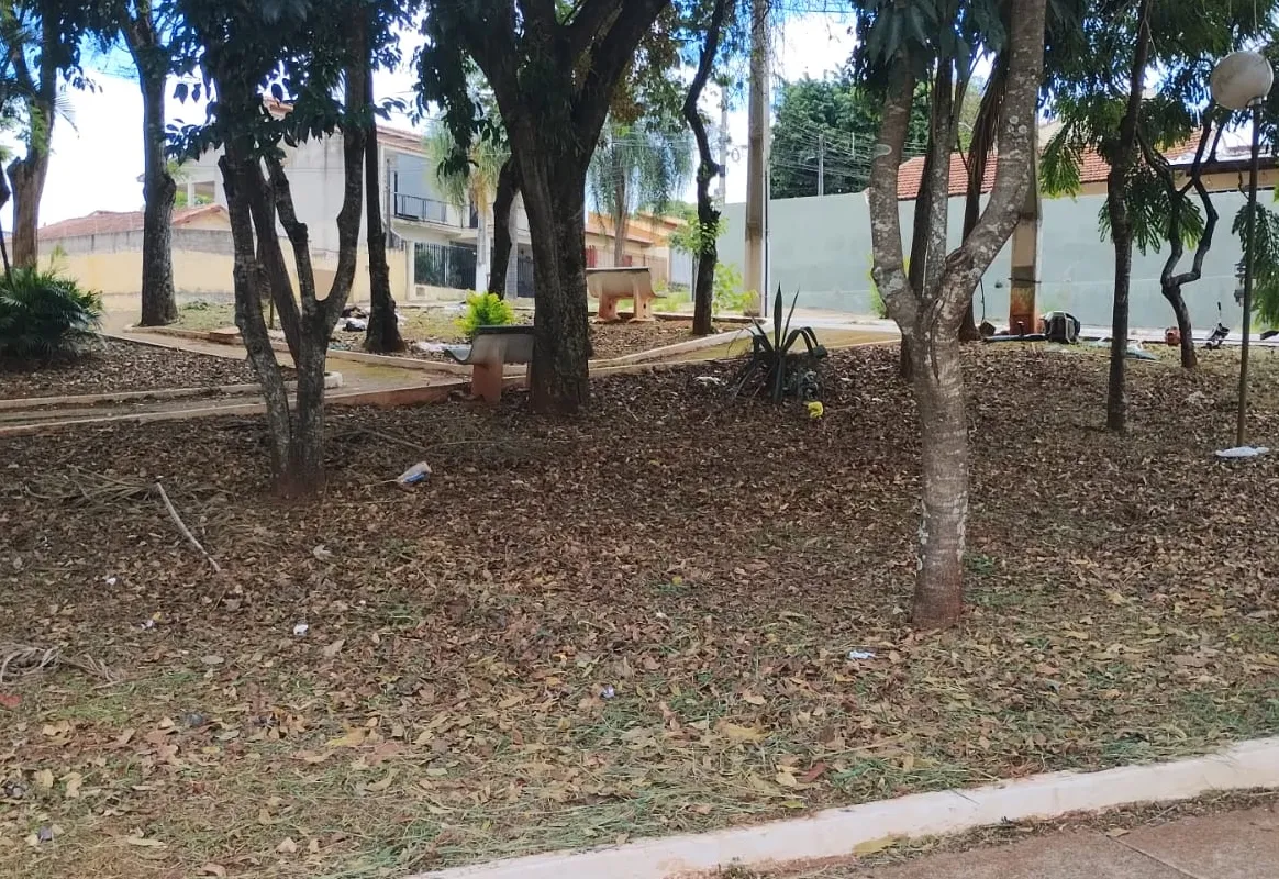 Secretaria de Administrações Regionais realiza os serviços de roçada na Praça do Sesi