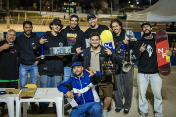 Evento esportivo agitou a Praça de Eventos com skate, música e celebração  Pode ser uma imagem de skate e texto