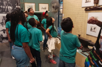Visita a museu dedicado à cultura afrodescendente é realizada