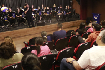 Banda Filarmônica Jovem da ADESAI encanta público em apresentação no Teatro de Bolso