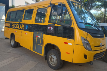 Prefeitura recebe ônibus escolar por meio do PAC Seleções do Governo Federal