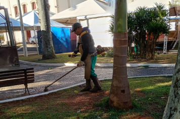 Serviços de roçada e limpeza são realizados na Praça Anchieta