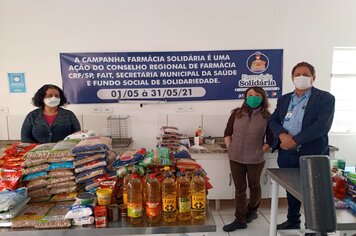 Campanha Farmácia Solidária entrega alimentos arrecadados ao Fundo Social
