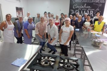 Alunos se capacitam em curso de preparação profissional de alimentos