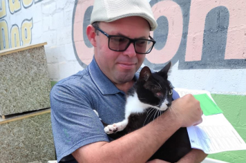 3 gatos adultos e 5 cães filhotes são adotados em feira promovida pelo Centro de Proteção Animal da Prefeitura