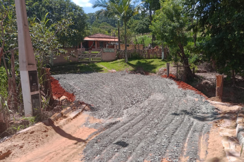 Secretaria Municipal de Transportes e Serviços Rurais realiza a colocação de tubos em passagem de água no Bairro Betânia