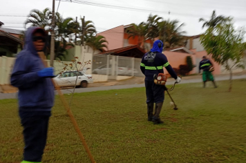 Mesmo com tempo chuvoso, equipes de roçada seguem revitalizando a cidade de Itapeva
