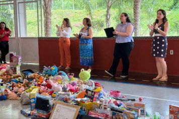 Doação de brinquedos à crianças carentes é realizada 