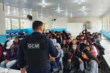 Alunos do bairro Jd. Grajaú participam de palestra sobre os riscos do uso de drogas